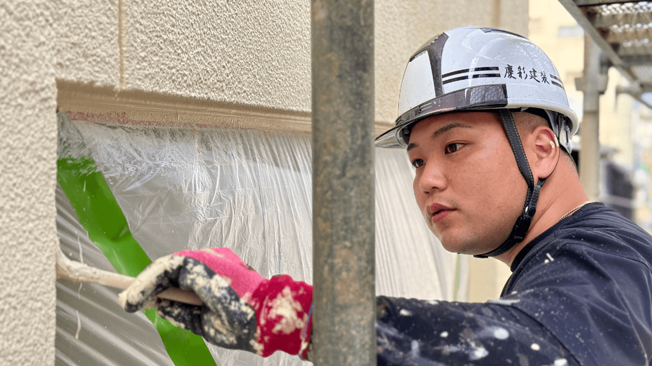 腕組みした塗装職人