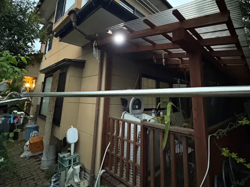 武雄市M様邸の外壁塗装施工前の住宅側面とテラスまわり