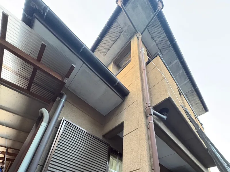 武雄市M様邸の外壁塗装施工前の外壁と雨樋と軒天